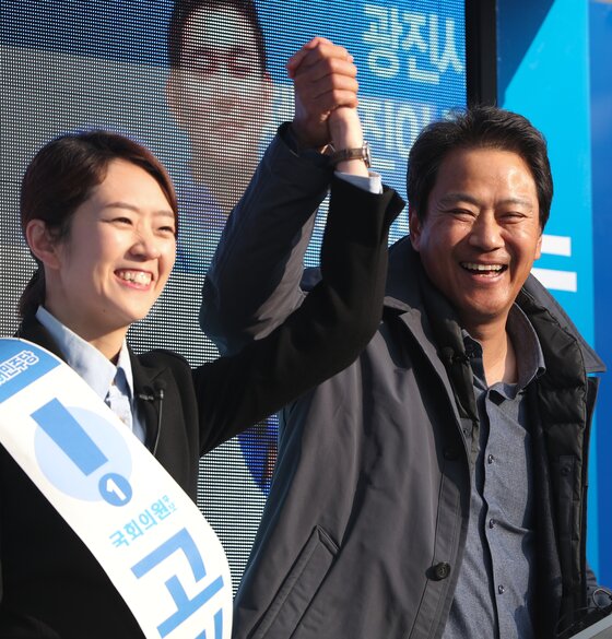 본문 이미지 - 고민정 후보 지원유세에 나선 임종석 전 대통령 비서실장이 유세차에 올라 고 후보 손을 들어 올리면서 지지를 호소하고 있다. ⓒ News1 허경 기자