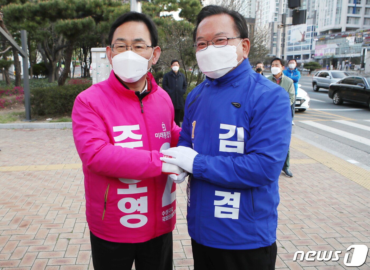 본문 이미지 - 4.15총선 공식 선거운동이 시작된 2일 오전 대구 수성구 범어네거리에서 제21대 국회의원선거에 출마한 더불어민주당 김부겸 후보(오른쪽)와 미래통합당 주호영 후보가 서로 손을 잡고 선전을 다짐하고 있다. 2020.4.2/뉴스1 ⓒ News1 공정식 기자