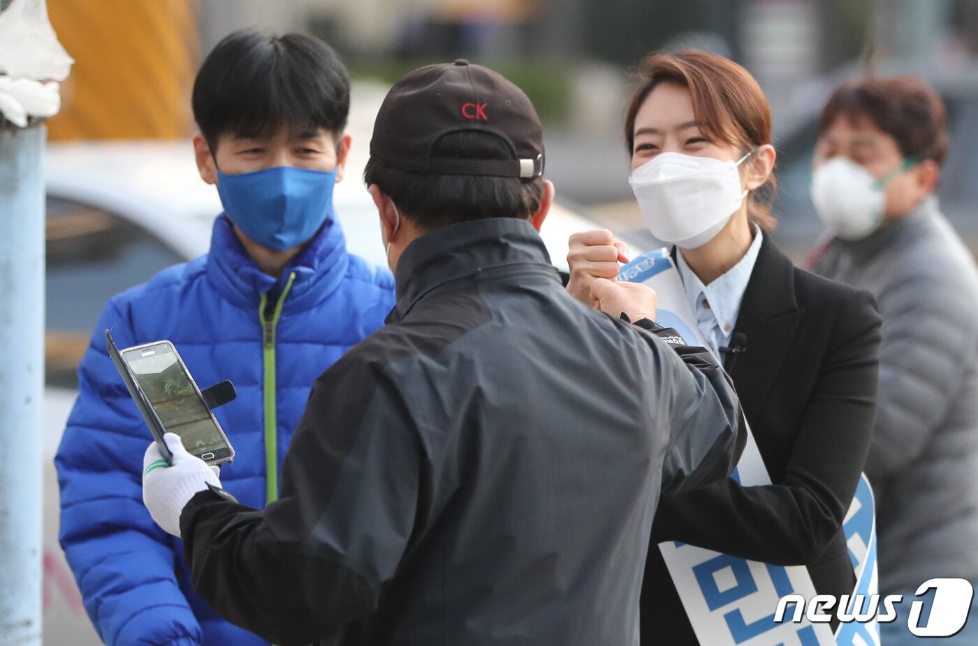 본문 이미지 - 더불어민주당 광진을 고민정 후보가 4·15 총선 공식 선거운동 개시일인 2일 서울 광진구 자양사거리에서 남편 조기영 시인(왼쪽)과 함께 시민들의 지지를 호소하고 있다. 2020.4.2/뉴스1 ⓒ News1 허경 기자