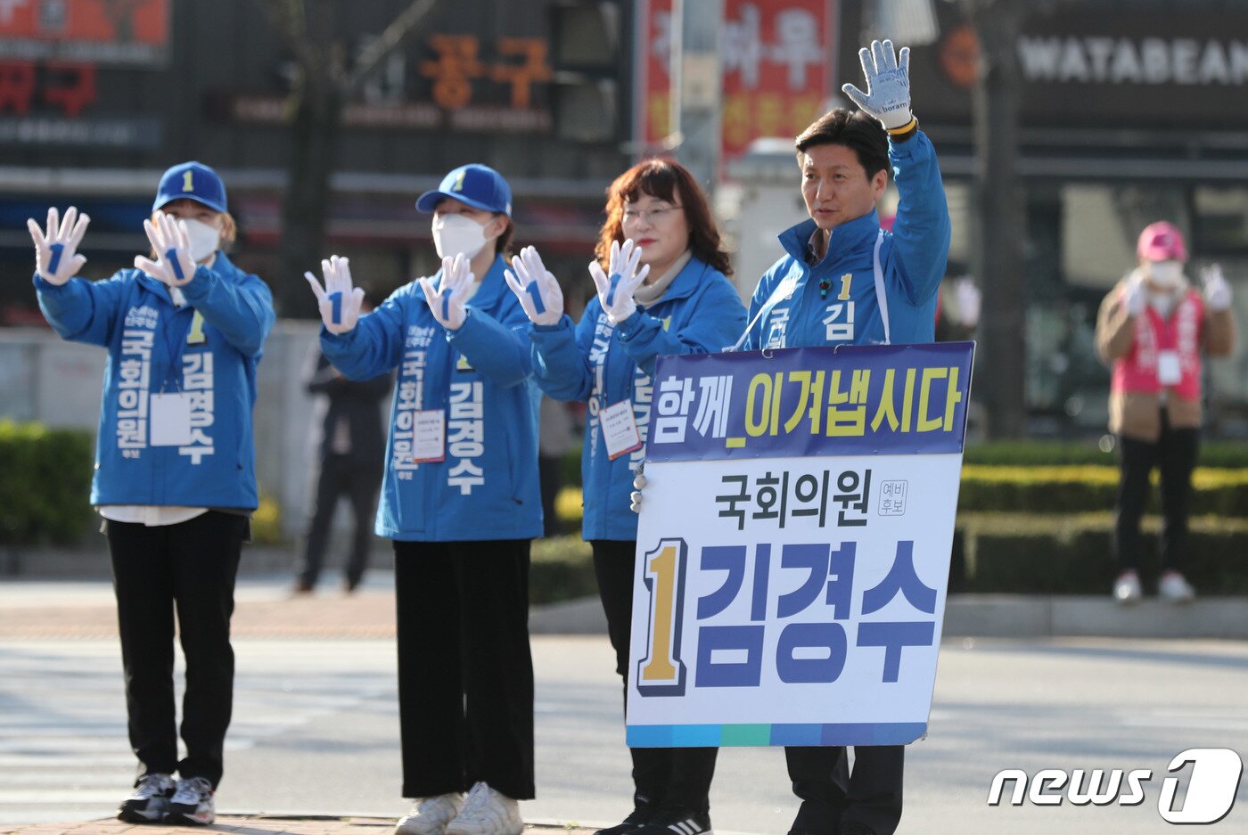 본문 이미지 - 지난 2일 오전 강릉선거구 더불어민주당 김경수 후보가 옥천오거리에서 출근 중인 강릉시민들에게 인사하고 있다. News1 장시원 인턴기자