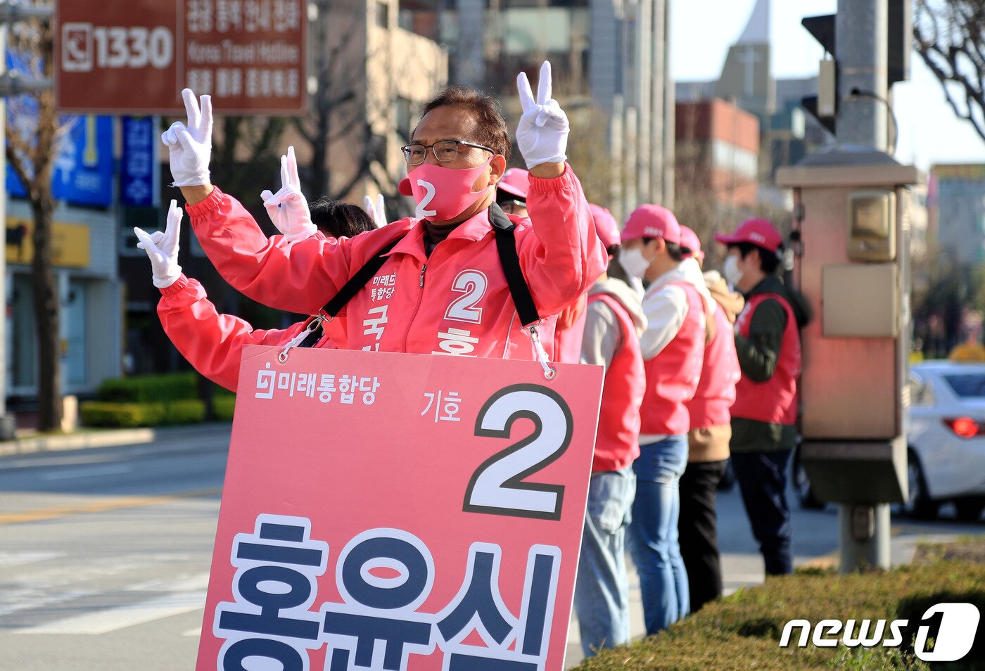 본문 이미지 - 지난 2일 오전 강릉선거구 미래통합당 홍윤식 후보가 옥천오거리에서 출근 중인 강릉시민들에게 인사하고 있다. News1 장시원 인턴기자