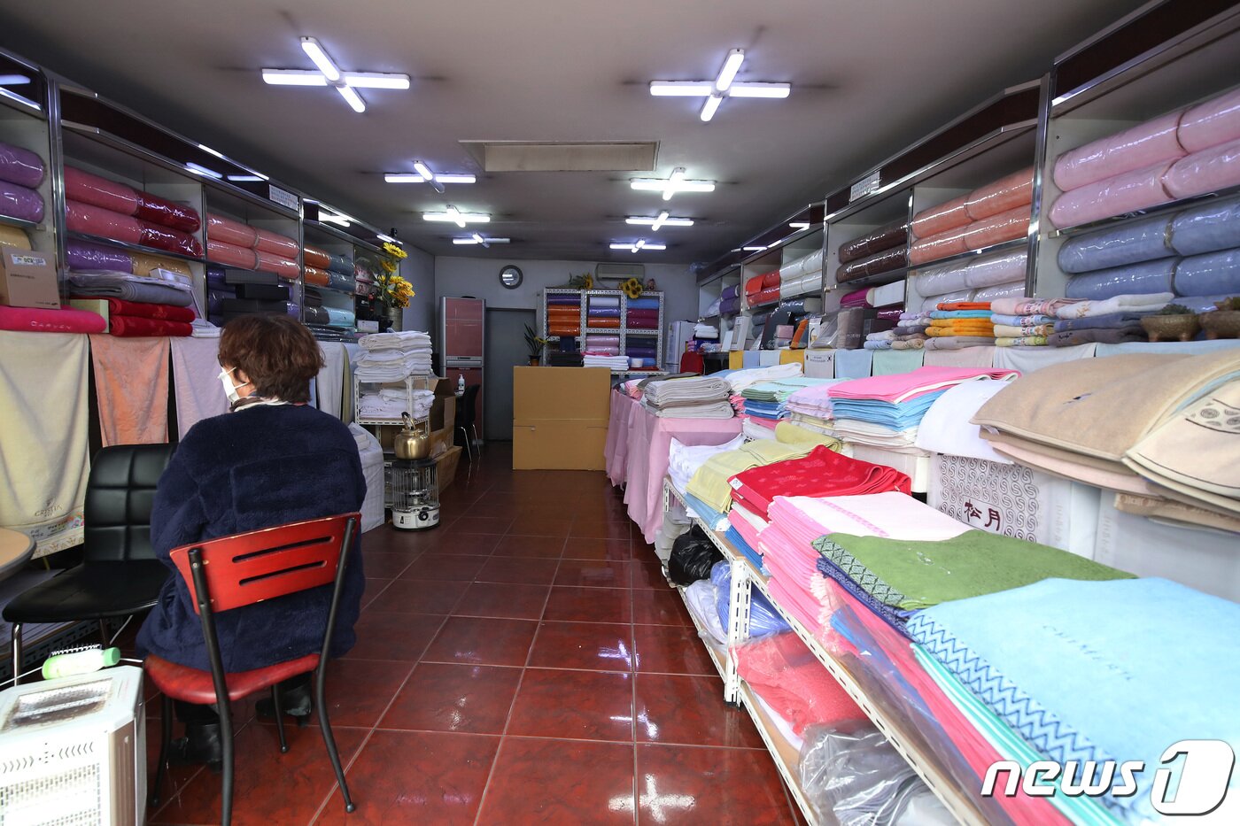 본문 이미지 - 2일 대구 중구 서문로2가와 대신동에 이르는 타월거리의 한 점포 모습. 인건비 압박에 직원들을 다 내보내고 주인 혼자 가게를 지키고 있다. 2020.4.2/뉴스1 ⓒ News1 공정식 기자