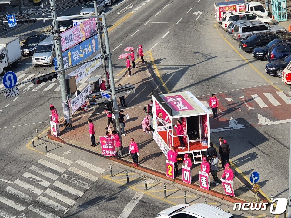 본문 이미지 - 2일 통합당 이종배 후보가 충북 충주시 이마트사거리에서 출정식을 갖고 지지를 호소하고 있다.2020.4.2/ⓒ 뉴스1