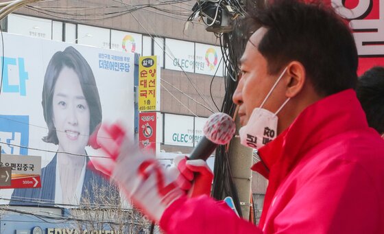 본문 이미지 - 미래통합당 광진을 오세훈 후보가 2일 고민정 후보 사무실앞인 서울 광진구 자양사거리에서 유권자의 지지를 부탁하는 연설을 하고 있다. ⓒ News1 허경 기자