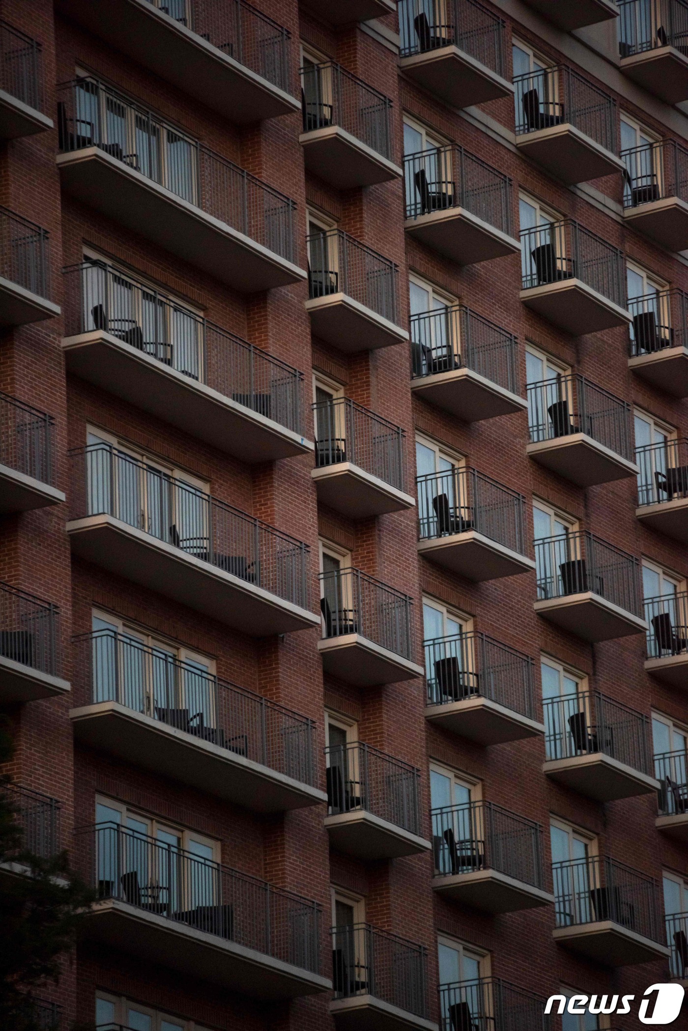 (샌안토니오 AFP=뉴스1) 우동명 기자 = 1일 (현지시간) 코로나19 확산으로 자택격리령이 내려진 텍사스주 샌안토니오 중심가의 호텔 발코니가 텅 빈 모습이 보인다.ⓒ AFP=뉴 …