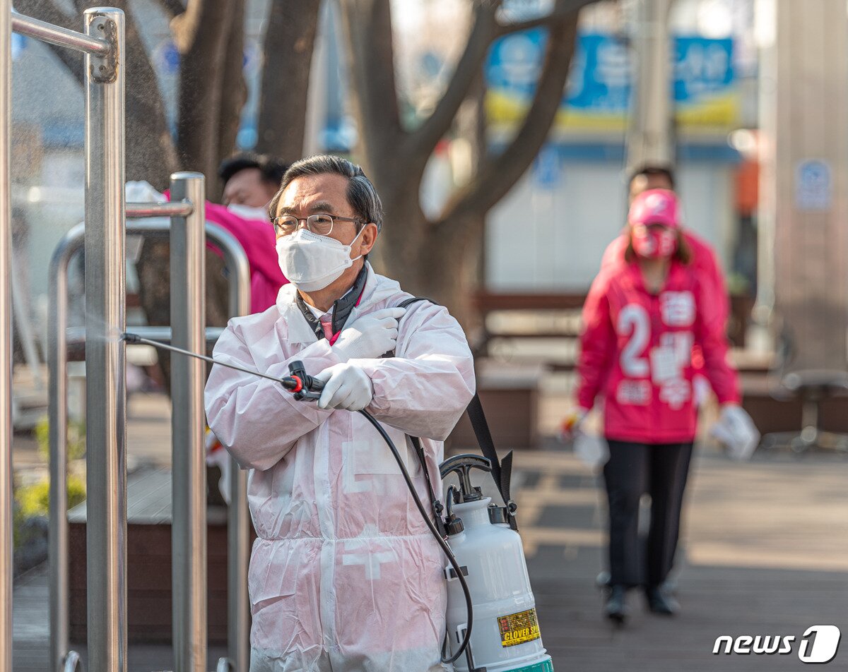 본문 이미지 - 2일 통합당 경대수 후보가 선거운동 대신 방역 봉사활동을 하고 있다.(경대수캠프 제공)2020.04.02/ⓒ 뉴스1