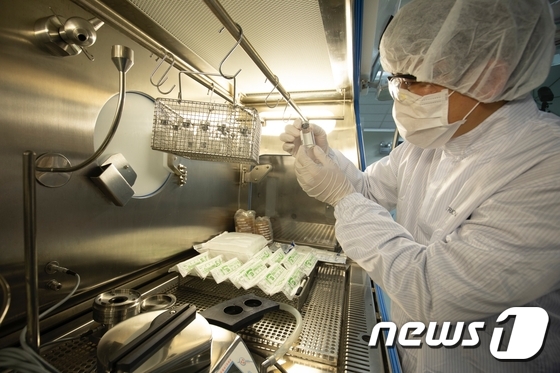 셀트리온 연구진이 코로나19 치료 항체 개발 연구를 하고 있다. © 뉴스1