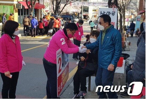 본문 이미지 - 선거운동을 하고 있는 이헌승 통합당 부산진을 국회의원 후보 (이 후보 측 제공)ⓒ 뉴스1