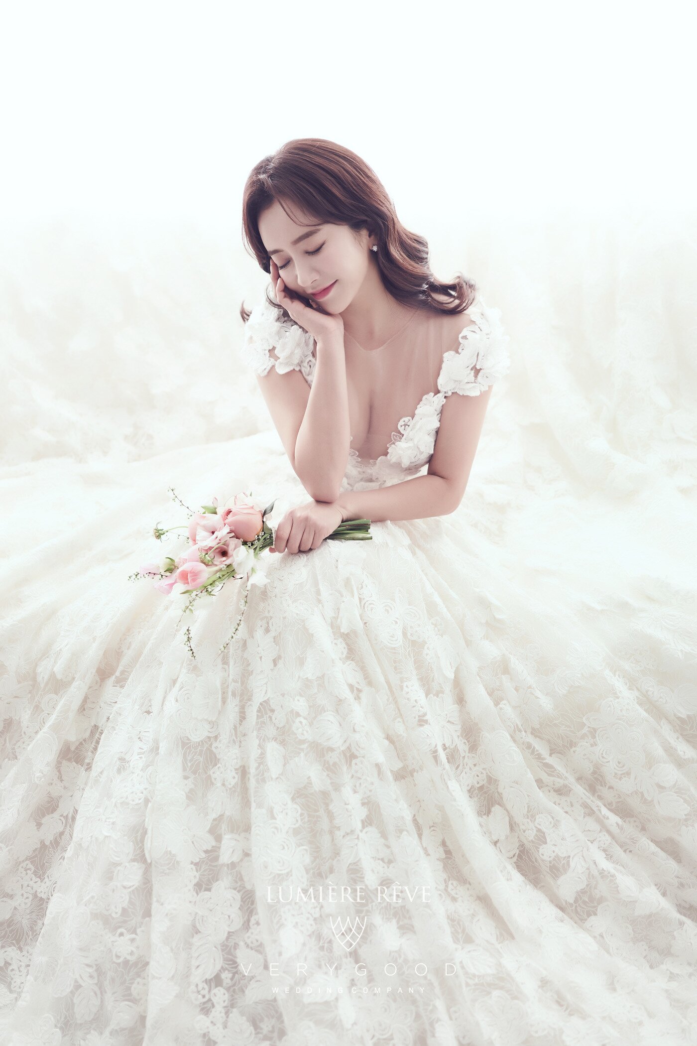 본문 이미지 - 사진제공=루미에르레브, 최재훈드레스, 겐그레아, 규중칠우, 알렉스 플라워, 바톤 권오수 ⓒ 뉴스1