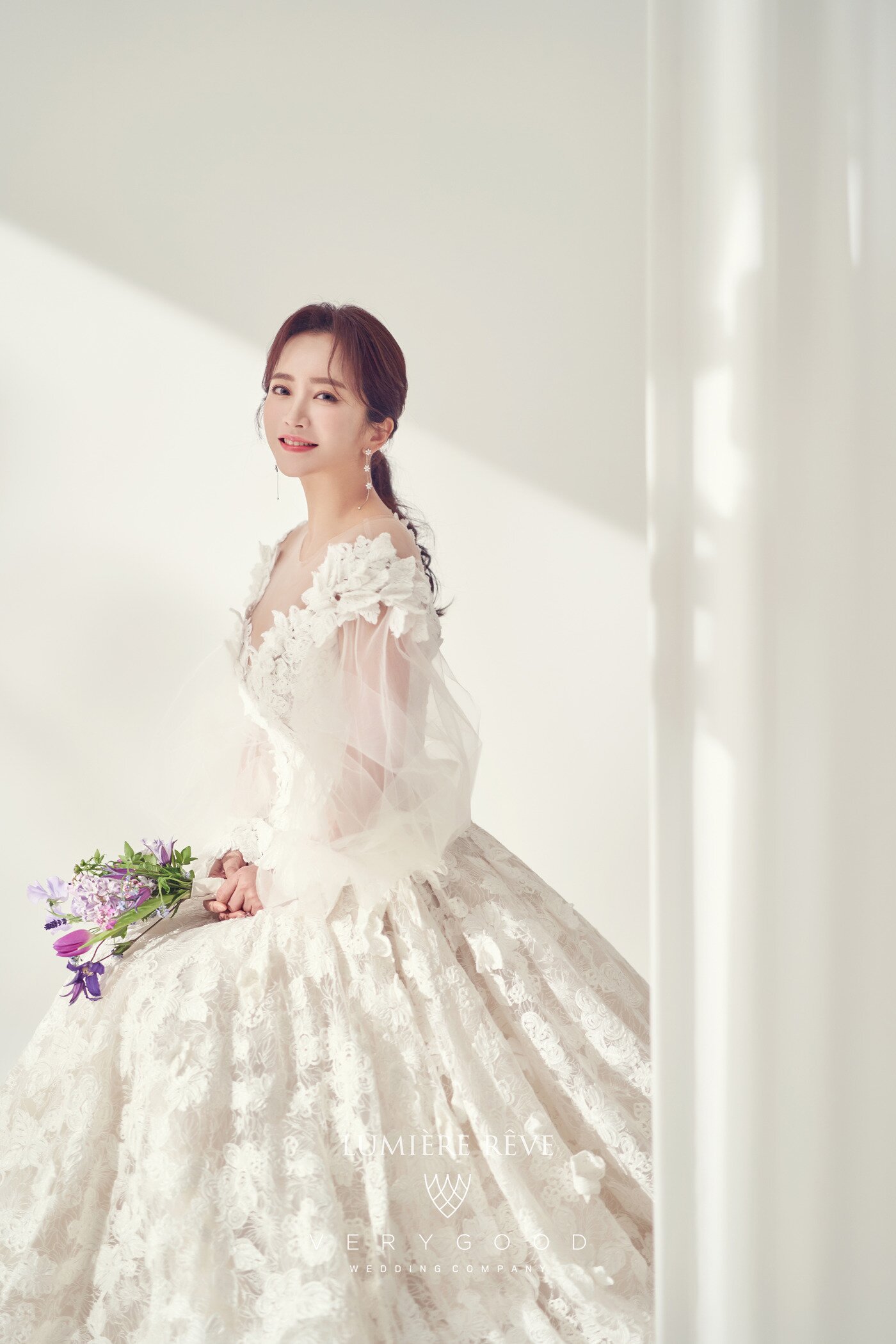 본문 이미지 - 사진제공=루미에르레브, 최재훈드레스, 겐그레아, 규중칠우, 알렉스 플라워, 바톤 권오수 ⓒ 뉴스1