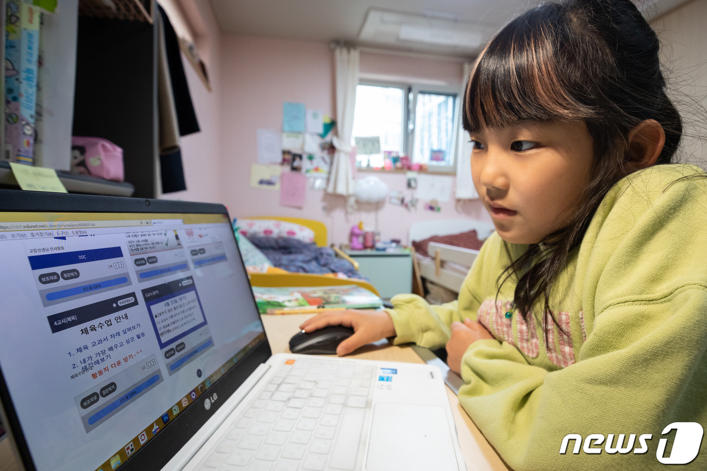 (서울=뉴스1) 유승관 기자 = 신종 코로나바이러스 감염증(코로나19) 확산으로 '온라인 개학' 중인 20일 서울시내 한 가정에서 초등학교 3학년 학생이 원격수업을 듣고 있다.이날 …
