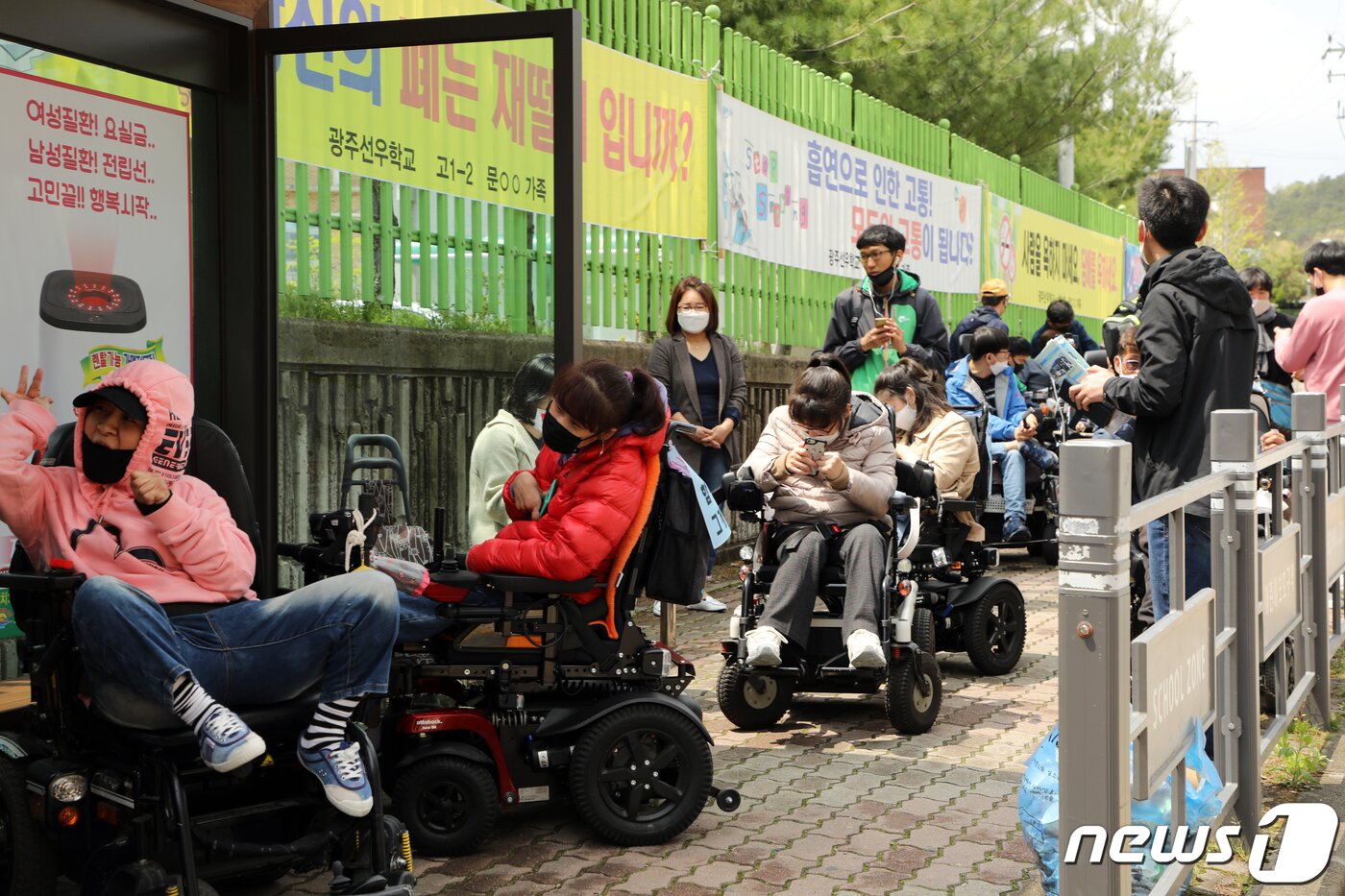 본문 이미지 - 광주 북구 일곡동 살레시오고 버스 정류장에서 휠체어를 탄 장애인들이 휠체어가 탑승 가능한 저상버스를 기다리고 있다. ⓒ News1 