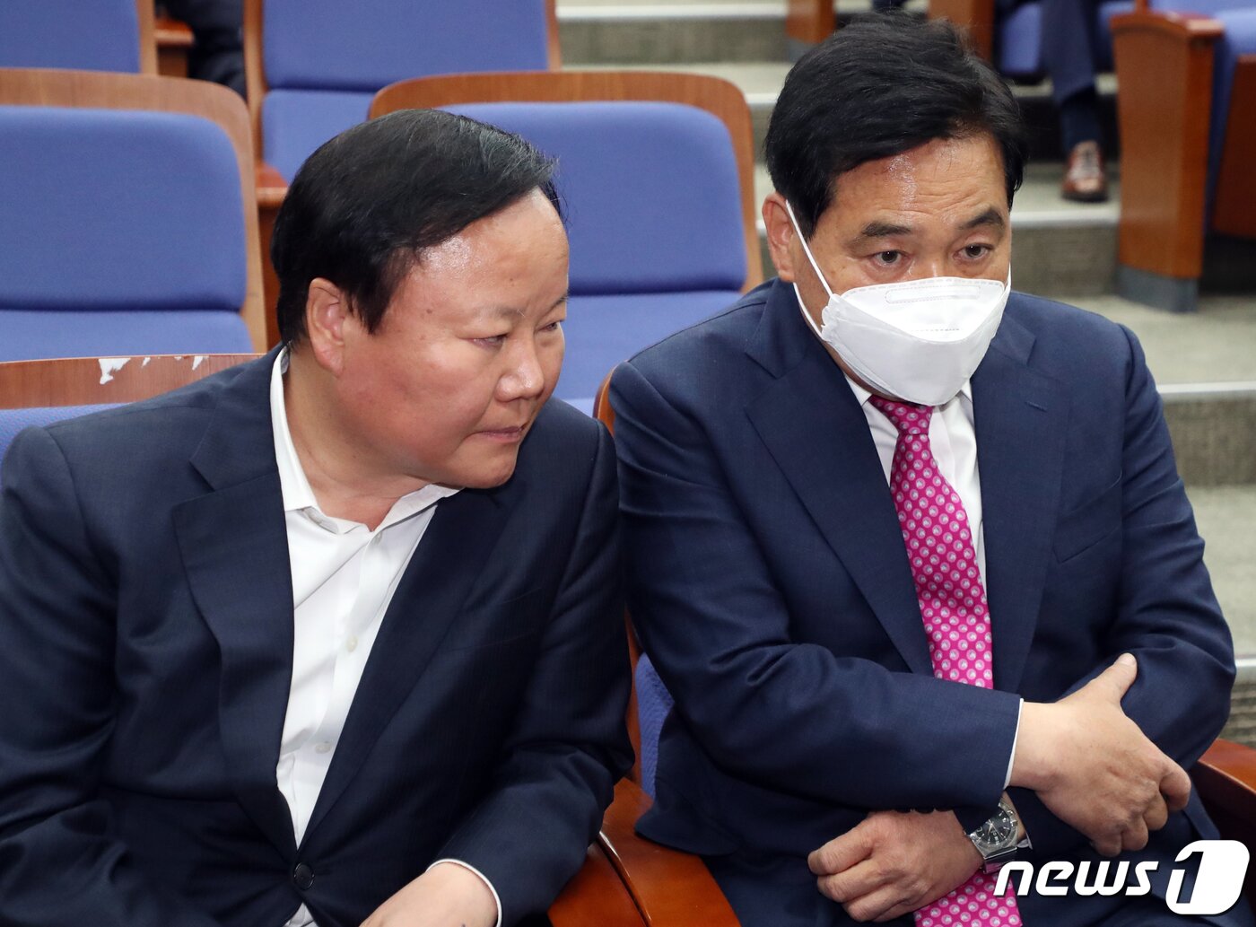 본문 이미지 - 심재철 미래통합당 원내대표와 김재원 정책위의장이 20일 서울 여의도 국회에서 열린 비공개 의원총회에서 대화를 하고 있다. 2020.4.20/뉴스1 ⓒ News1 김명섭 기자