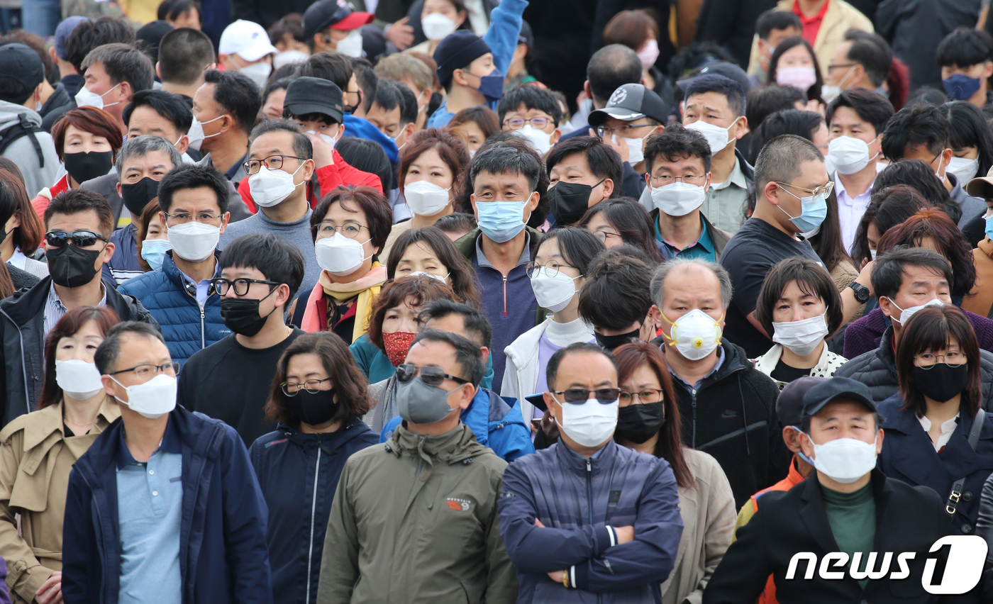 (대전=뉴스1) 김기태 기자 = 20일 오후 충남 논산 육군 훈련소 입영심사대 앞에서 입영장병의 가족들이 배웅을 마치고 나서고 있다.지난 13일 논산 육군훈련소에서 코로나19 확진 …