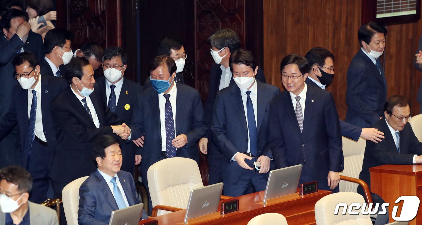 본문 이미지 - 이해찬 더불어민주당 대표와 이인영 원내대표가 20일 서울 여의도 국회 본회의장에서 열린 제377회 국회(임시회) 제1차 본회의에서 의원들과 인사를 하고 있다. 2020.4.20/뉴스1 ⓒ News1 김명섭 기자