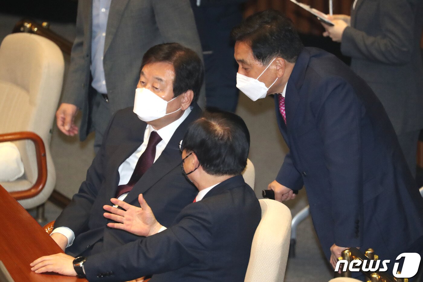 본문 이미지 - 심재철 미래통합당 당대표 권한대행과 김무성 의원이 20일 오후 서울 여의도 국회 본회의장에서 열린 제377회 국회(임시회) 제1차 본희의에서 이야기를 나누고 있다. 2020.4.20/뉴스1 ⓒ News1 임세영 기자