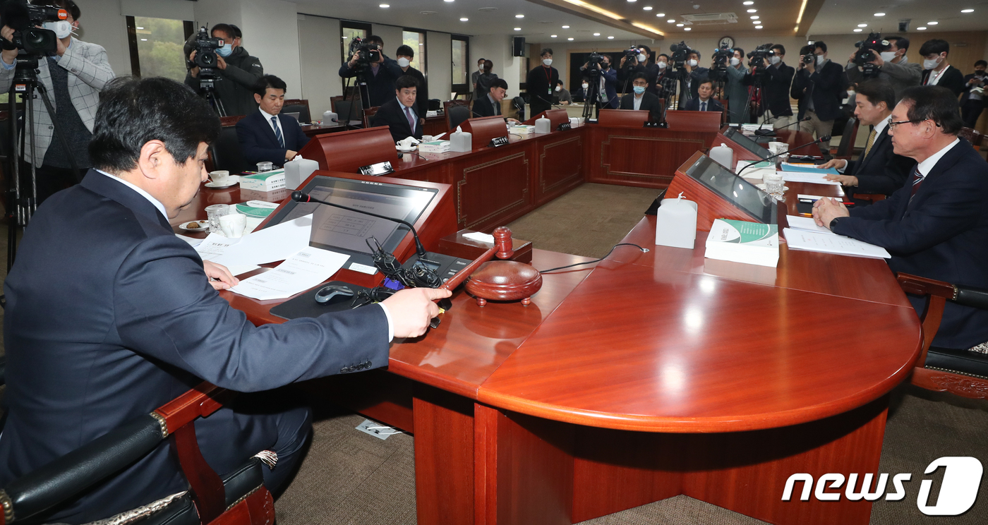 (과천=뉴스1) 허경 기자 = 한상혁 방송통신위원회 위원장이 20일 오후 경기도 과천시 정부과천청사 방송통신위원회 회의실에서 열린 종합편성채널 사업자 조선방송(TV조선)과 채널에이 …