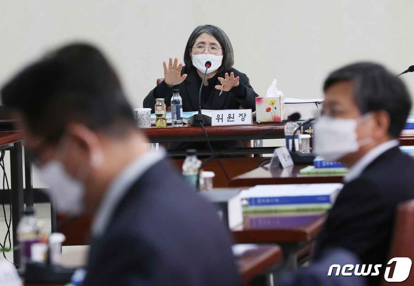 (서울=뉴스1) 송원영 기자 = 김영란 양형위원회 위원장이 20일 서울 서초구 대법원 중회의실에서 열린 양형위원회 전체회의를 앞두고 위원들과 대화를 나누고 있다. 이날 대법원 양형 …