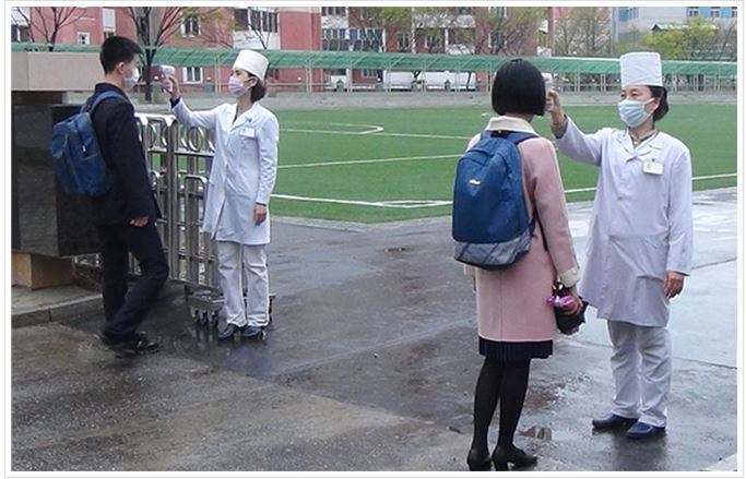 본문 이미지 - 선전매체 '내나라'는 20일 자 기사에서 "학생들의 수업이 단계별로 나누어 시작되고 있다"고 전했다. 사진은 학생들이 등교 전 체온을 재는 모습. (내나라 갈무리) ⓒ 뉴스1