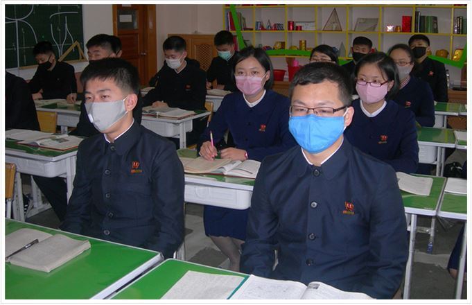 본문 이미지 - 선전매체 '내나라'는 20일 자 기사에서 "학생들의 수업이 단계별로 나누어 시작되고 있다"고 전했다. 사진은 마스크를 착용한 채 앉아있는 학생들. (내나라 갈무리)ⓒ 뉴스1