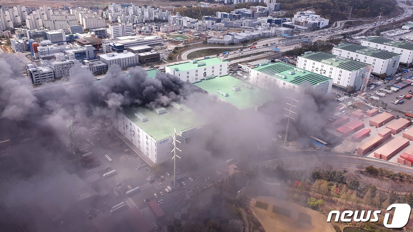 본문 이미지 - 21일 오후 경기도 군포시 부곡동 군포물류센터에서 화재가 발생해 소방 당국이 화재진압을 하고 있다. 불은 물류터미널 건물 인근 쓰레기 소각장에서 시작돼 E동(택배물품 보관창고)으로 확대됐다. 현재 건물 1층만 연소중인 상태며, 2층 이상 상층부로의 연소확대 저지에 성공했다고 소방당국은 전했다. (경기도소방재난본부 제공) 2020.4.21/뉴스1