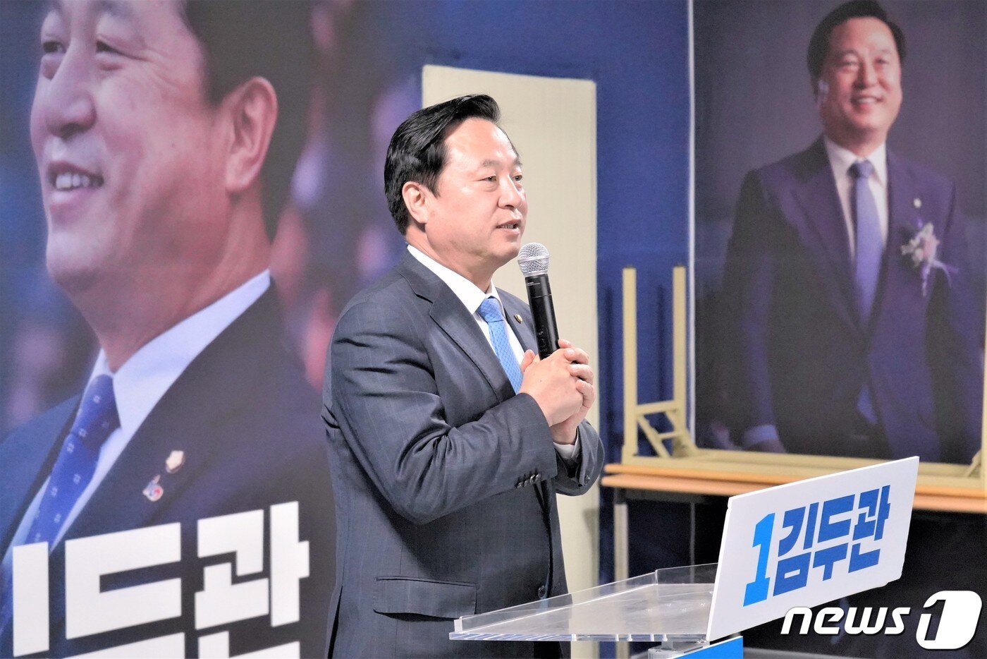 본문 이미지 - 지난 17일 김두관 당선자가 선거캠프 해단식에서 지지자들에게 감사 인사를 전하고 있다. ⓒ 뉴스1