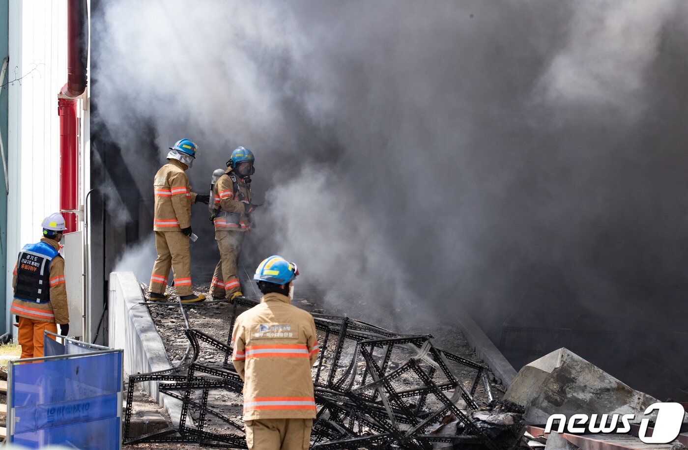 본문 이미지 - 21일 오후 경기도 군포시 부곡동 군포물류센터에서 화재가 발생해 소방관들이 화재진압을 하고 있다. 2020.4.21/뉴스1 ⓒ News1 이재명 기자