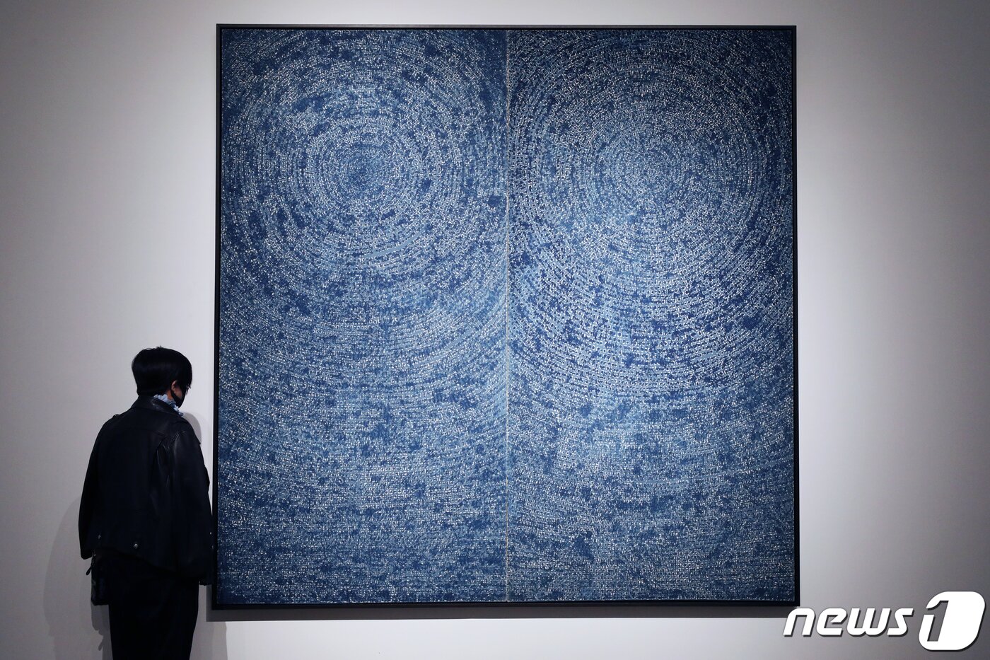 본문 이미지 - 2020년 서울 종로구 갤러리 현대에서 열린 '갤러리현대 50주년 전시 간담회'에서 참석자들이 김환기 화백의 '우주'를 관람 중인 모습. 2020.4.21/뉴스1 ⓒ News1 송원영 기자