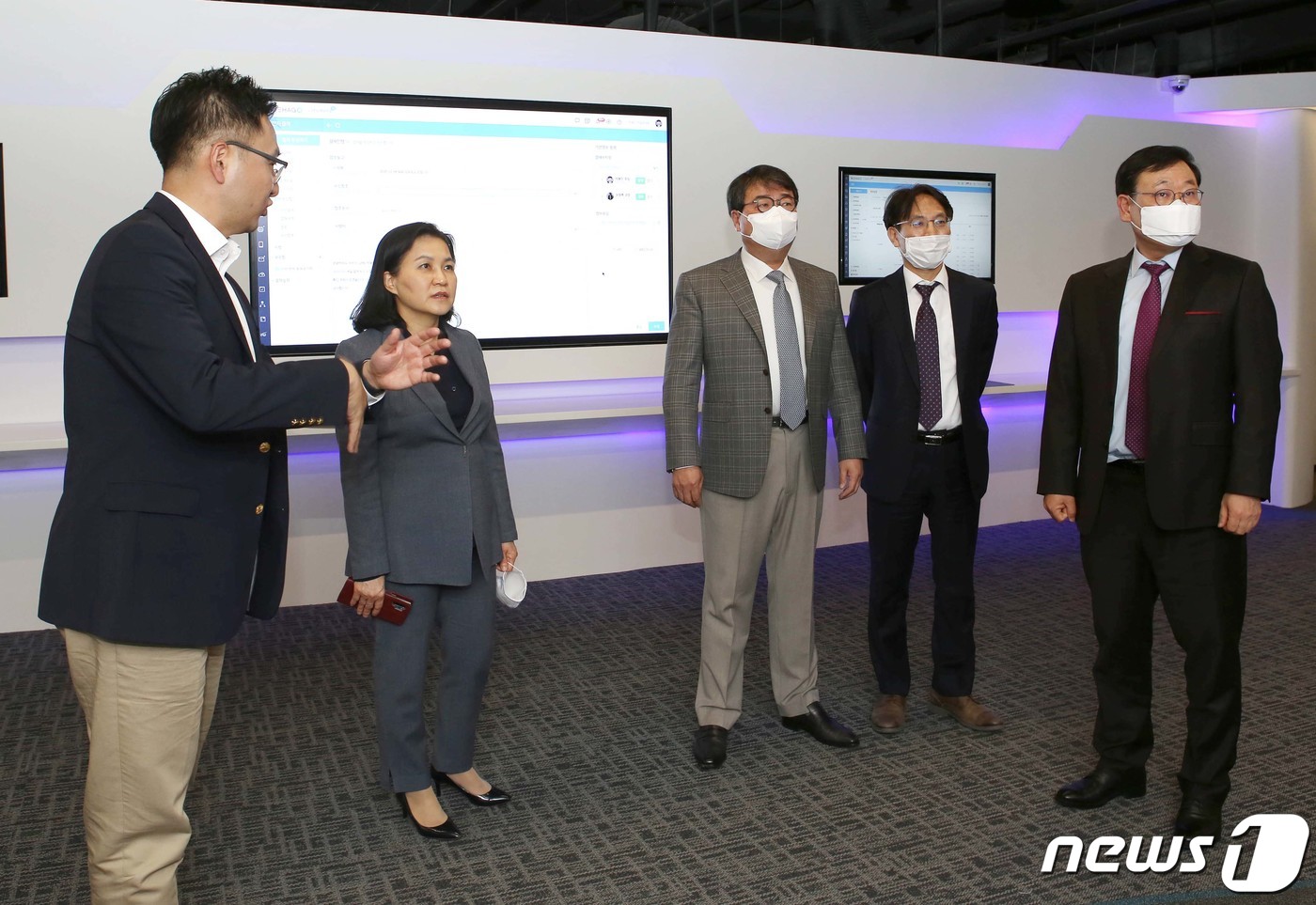 (서울=뉴스1) = 유명희 산업통상자원부 통상교섭본부장이 21일 디지털 기업의 해외진출 확대를 위해 클라우드 기반 플랫폼 서비스 제공업체인 더존비즈온 서울사옥을 방문해 시설을 둘러 …