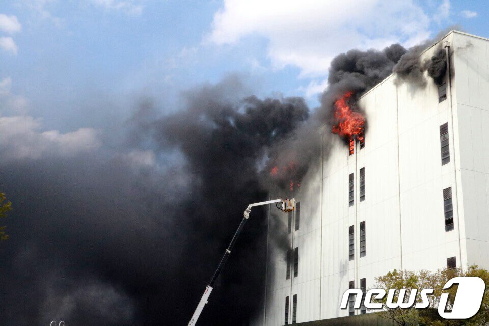 본문 이미지 - 경기도 군포시 물류센터 화재현장에서 소방관들이 화재진압을 하고 있다. (경기도소방재난본부 제공) 2020.4.21/뉴스1