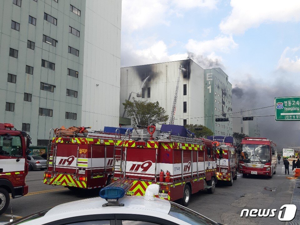 본문 이미지 - '군포 물류센터' 화재가 대응 2단계로 다시 격상된 가운데 화마의 주원인이 담배꽁초에 의한 것으로 추정되고 있다.ⓒ 뉴스1 유재규 기자