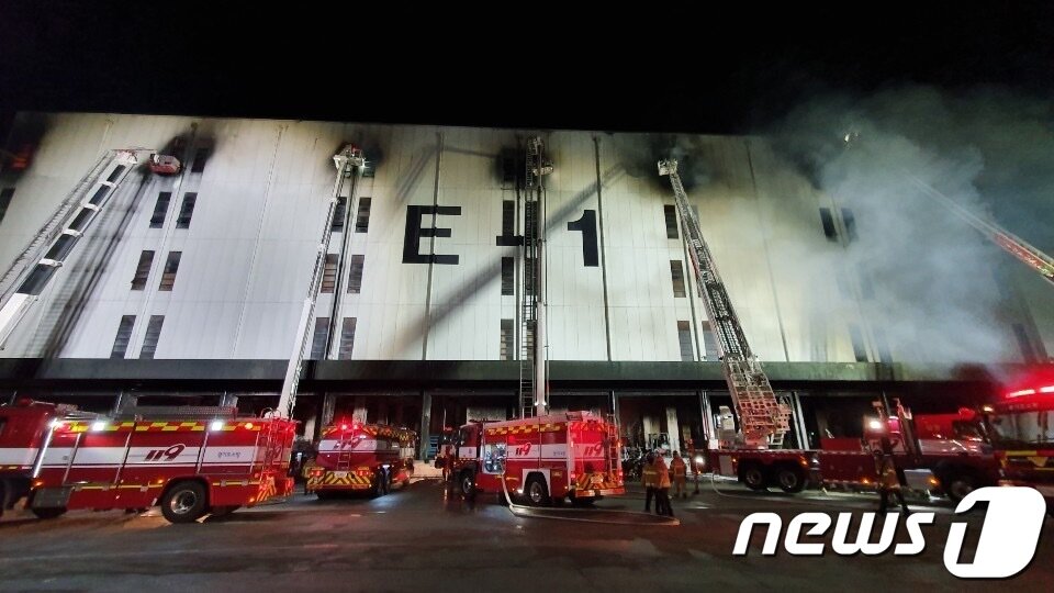본문 이미지 - 21일 오후 경기 군포시 소재 물류센터 화재 현장에서 소방당국이 야간 진화작업을 하고 있다. (경기도소방재난본부 제공) 2020.4.21/뉴스1 ⓒ News1 성동훈 기자