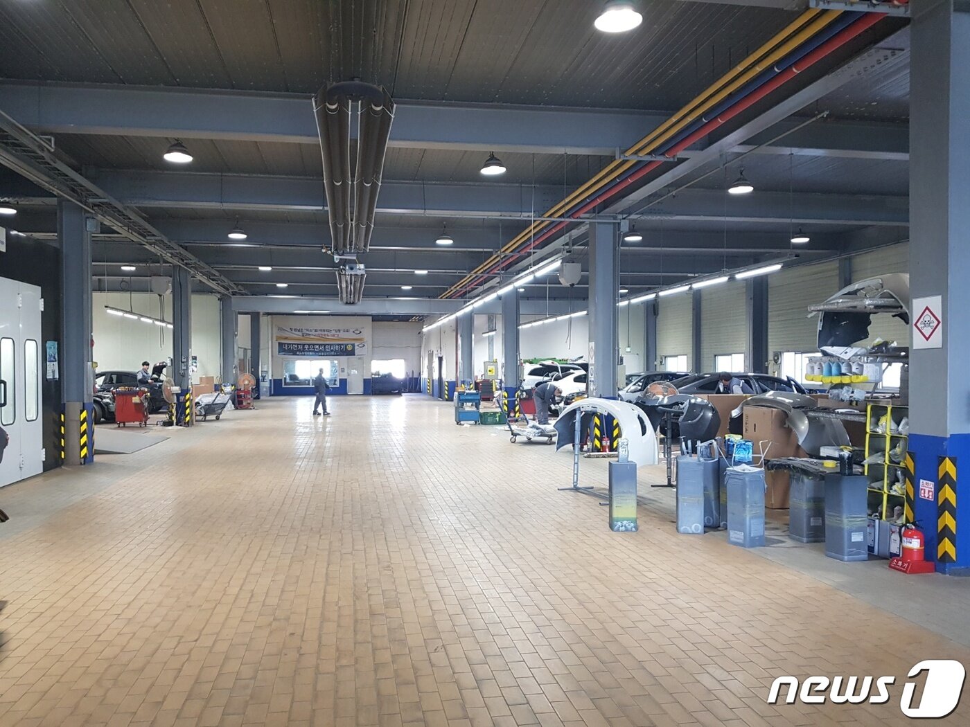 본문 이미지 - 코로나19로  국내 자동차 시장이 위축되면서 국내 최대 자동차 제조 단지인 인천 남동구 남동공단 내 자동차 정비 공장이 한산한 모습을 보이고 있다. ⓒ 뉴스1 조현기 기자
