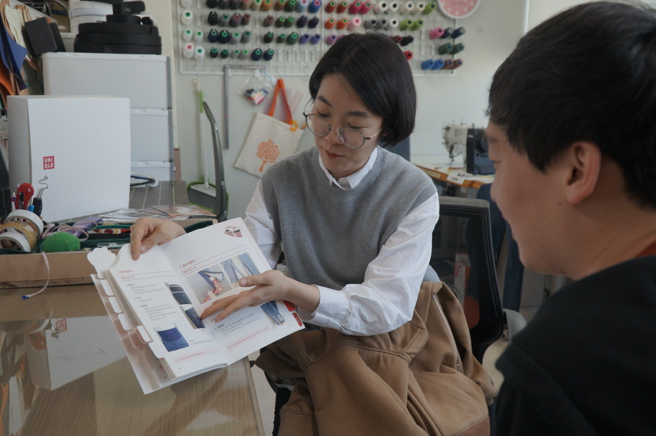 한국뇌성마비복지회에서 유니클로와 서울시, 한국뇌성마비복지회가 함께하는 ‘장애인의류리폼지원 캠페인’에 참가한 장애인에게 김지현 보조공학사가 의류 리폼 관련 안내를 하고 있다.&#40;유니클로 제공&#41;2020.4.23/뉴스1 ⓒ News1 김수정