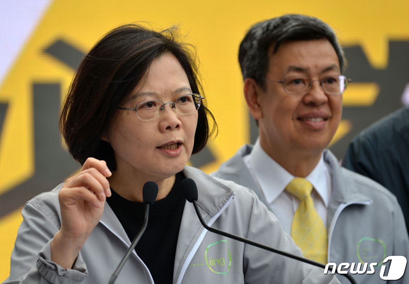 본문 이미지 - 차이잉원 대만 총통(왼쪽)과 방역 전문가인 천젠런 부총통. ⓒ AFP=뉴스1