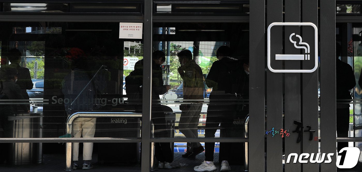 본문 이미지 - 23일 서울 을지로의 한 흡연부스에서 흡연자들이 담배를 피우고 있다. 2020.4.23/뉴스1 ⓒ News1 구윤성 기자