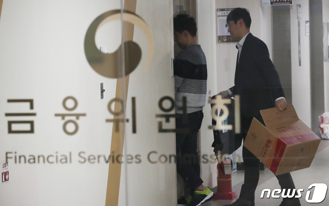 본문 이미지 - 1조6000억원대 피해를 낸 '라임자산운용 사태'를 수사 중인 검찰이 23일 서울 종로구 정부서울청사 금융위원회에서 압수수색을 마치고 압수물품을 운반하고 있다. 2020.4.23/뉴스1 ⓒ News1 송원영 기자