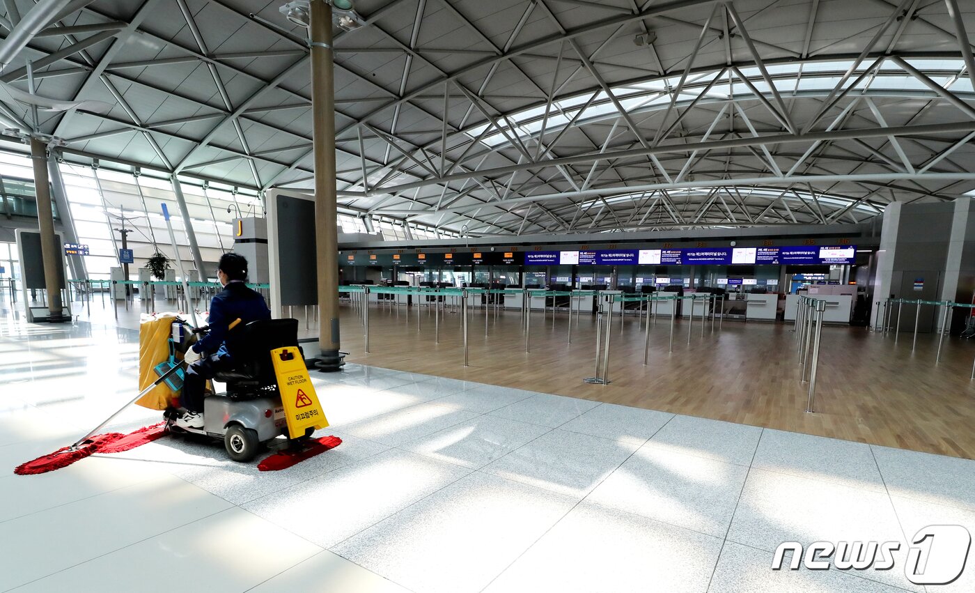 본문 이미지 - 인천국제공항 1터미널 출국장에서 공항직원이 텅빈 출국장을 청소하고 있다 ⓒ News1 정진욱 기자