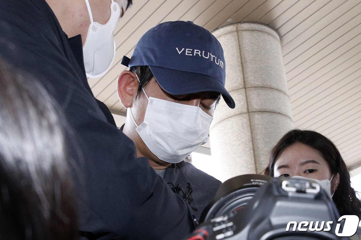 본문 이미지 - 1조6000억원대 '라임 환매중단 사태'의 배후 전주(錢主)로 지목된 김봉현 전 스타모빌리티 회장이 24일 오전 경기 수원 남부지방경찰청에 조사를 받기 위해 들어서고 있다. 2020.4.24/뉴스1 ⓒ News1 안은나 기자