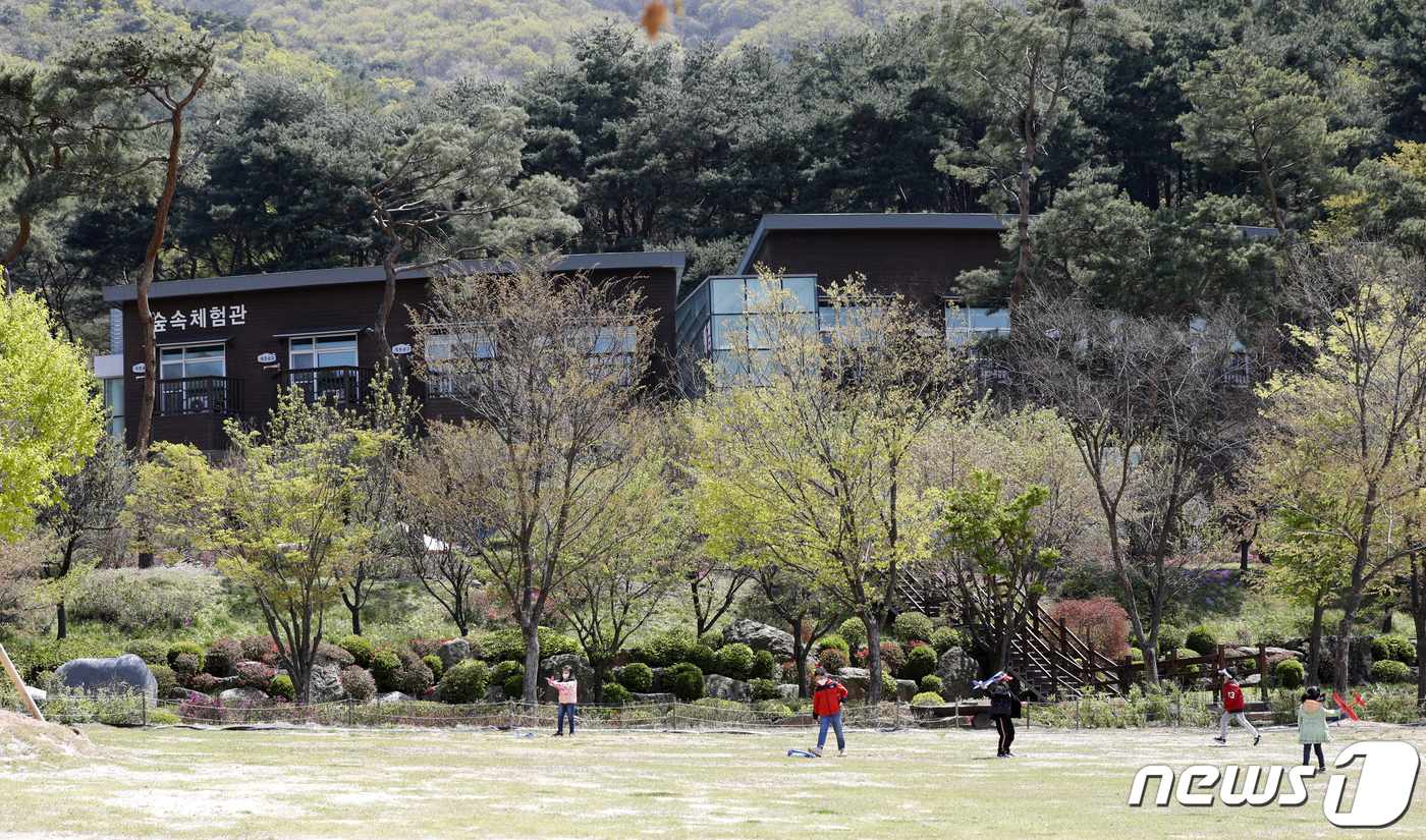 (용인=뉴스1) 안은나 기자 = 24일 경기 용인 처인구 용인자연휴양림에서 어린이들이 뛰어놀고 있다. 사회적 거리두기 완화에 따라 용인시는 지난 2월 27일부터 신종 코로나 바이러 …