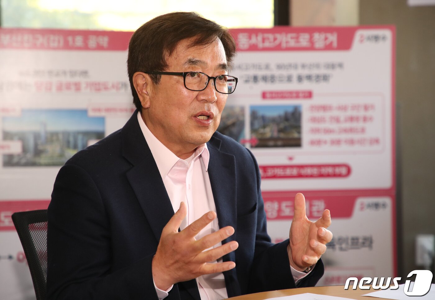 본문 이미지 - 서병수 미래통합당 부산진구갑 당선인이 24일 오후 부산 부산진구 서병수 선거사무소에서 뉴스1과 인터뷰를 하고 있다. 2020.4.24/뉴스1 ⓒ News1 여주연 기자