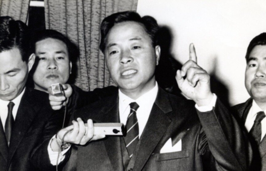 본문 이미지 - 1969년 11월 8일 남산 외교구락부에서 40대 젊은 세대들이 당을 이끌어 한다며 '40대 기수론'을 외치고 있는 당시 김영삼 민주당 의원. 김영삼 민주센터 ⓒ 뉴스1