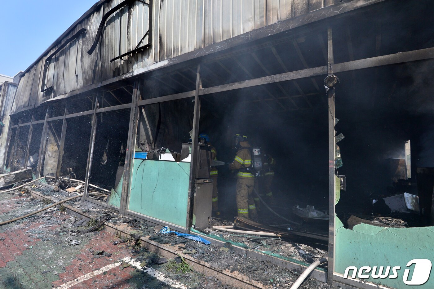 본문 이미지 - 25일 오후 경북 포항북부소방서 119대원들이 양덕중학교 인근 상가에서 난 불을 진압하고 있다. 이날 화재호 인명피해는 발생하지 않았다. 2020.4.25/뉴스1 ⓒ News1 최창호 기자