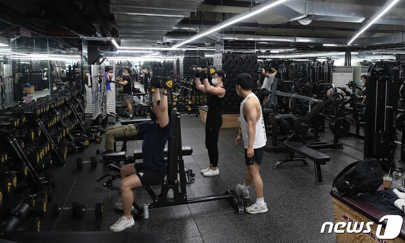 본문 이미지 - 사회적 거리두기 제한적 완화 이후 첫 주말인 4월 25일 오후 서울 강남구 학동로에 위치한 한 헬스장에서 시민들이 운동을 하고 있다. 2020.4.25/뉴스1 ⓒ News1 김진환 기자