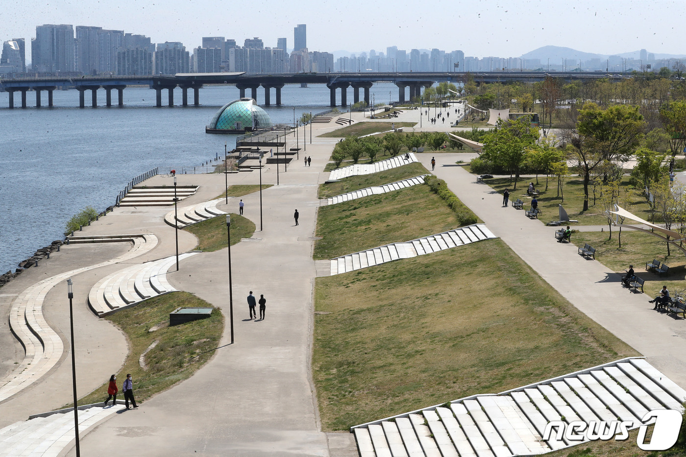 (서울=뉴스1) 임세영 기자 = 정부가 사회적 거리두기를 완화한 이후 첫 주말을 맞은 26일 오전 서울 여의도 한강공원이 한산한 모습을 보이고 있다. 2020.4.26/뉴스1