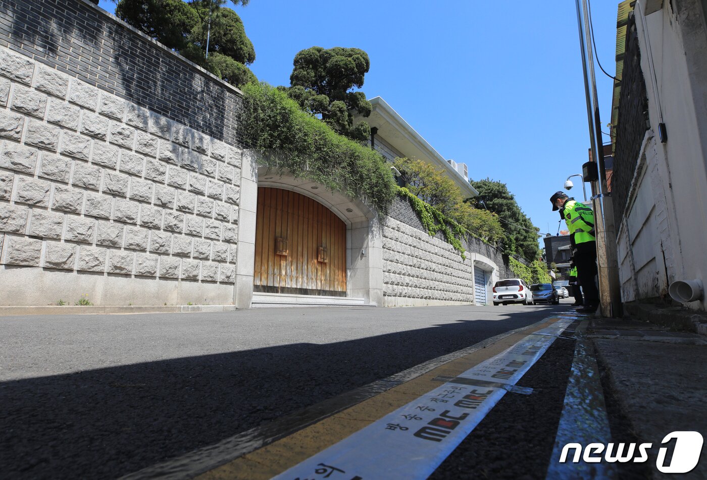 본문 이미지 - 전 씨는 27일 오전 서울 서대문구 연희동 자택에서 부인 이순자 씨와 함께 광주 법정으로 향할 예정이다. 사진은 26일 포토라인이 붙은 서울 연희동 전씨의 자택 앞. 2020.4.26/뉴스1 ⓒ News1 구윤성 기자