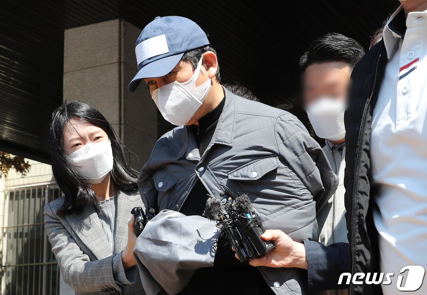 본문 이미지 - 1조6000억원대 '라임 환매중단 사태'의 배후 전주(錢主)로 지목된 김봉현 전 스타모빌리티 회장이 26일 오전 경기도 수원시 영통구 수원남부경찰서에서 영장실질심사(구속 전 피의자 심문)를 받기 위해 호송차로 향하고 있다. 2020.4.26/뉴스1 ⓒ News1 이재명 기자