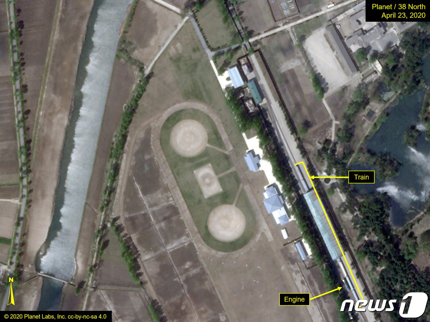 본문 이미지 - 김정은 국무위원장의 전용열차로 보이는 기차가 최소한 지난 21일 이래 김 위원장의 원산역에 정차하고 있는 것으로 포착됐다고 미국 북한 전문 사이트 38노스가 전했다. ⓒ 로이터=뉴스1 ⓒ News1 이동원 기자