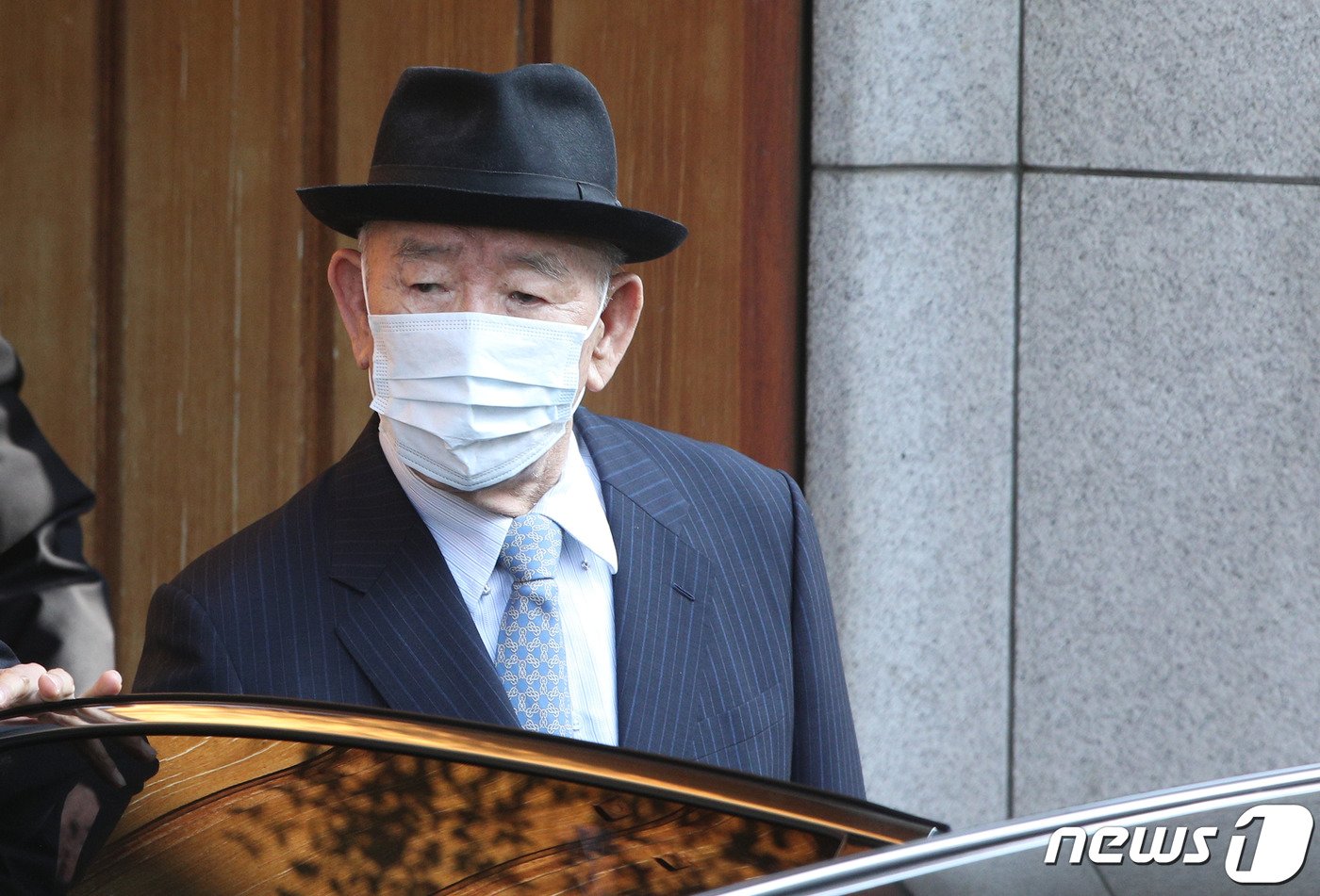 본문 이미지 - 5.18 헬기사격을 증언한 고&#40;故&#41; 조비오 신부에 대한 사자명예훼손 혐의로 재판을 받는 전두환 씨가 27일 오전 광주지법에서 열리는 공판기일에 출석하기 위해 서울 연희동 자택을 나서고 있다. 2020.4.27/뉴스1 ⓒ News1 신웅수 기자