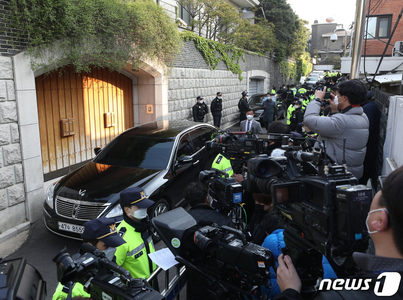 본문 이미지 - 5.18 헬기사격을 증언한 고&#40;故&#41; 조비오 신부에 대한 사자명예훼손 혐의로 재판을 받는 전두환이 27일 오전 광주지법에서 열리는 공판기일에 출석한다. 취재진이 서울 연희동 전두환 자택 앞에서 대기하고 있다. 2020.4.27/뉴스1 ⓒ News1 신웅수 기자